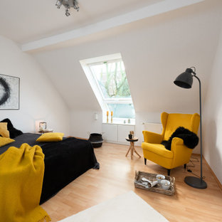 Modernes Schlafzimmer mit weißer Wandfarbe und Laminat in Essen