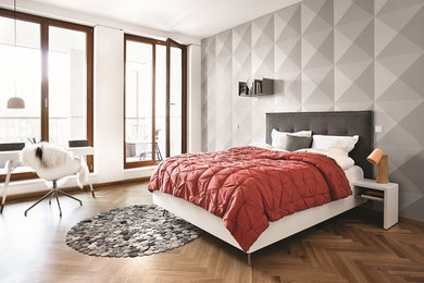 Großes Modernes Schlafzimmer ohne Kamin mit grauer Wandfarbe und braunem Holzboden in Düsseldorf