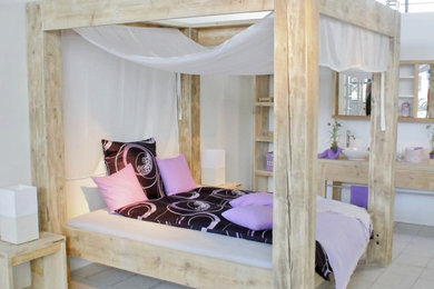 Imagen de dormitorio rural de tamaño medio con paredes blancas
