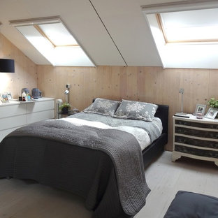 Ispirazione per una camera matrimoniale scandinava con pareti bianche, pavimento in legno verniciato e nessun camino