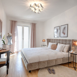Mittelgroßes Modernes Hauptschlafzimmer ohne Kamin mit beiger Wandfarbe, Laminat und beigem Boden in Hannover