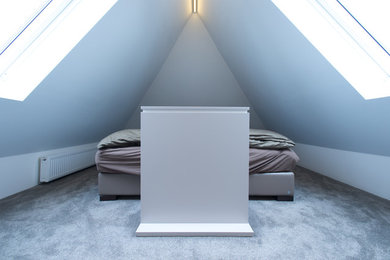 Kleines Modernes Hauptschlafzimmer mit grauer Wandfarbe und Teppichboden in Hamburg