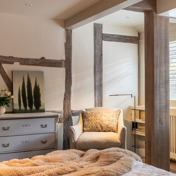 Schlafzimmer in einem luxuriösem modernem Bauernhaus