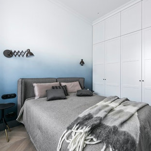 Skandinavisches Schlafzimmer ohne Kamin mit braunem Holzboden, braunem Boden und bunten Wänden in Stuttgart