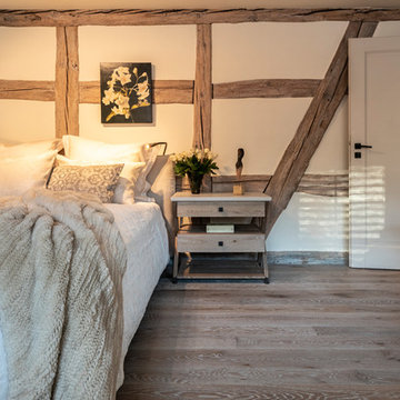 Schlafzimmer in luxuriösem modernem Bauernhaus