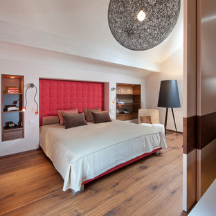 Großes Modernes Hauptschlafzimmer ohne Kamin mit weißer Wandfarbe, braunem Holzboden und braunem Boden in Sonstige