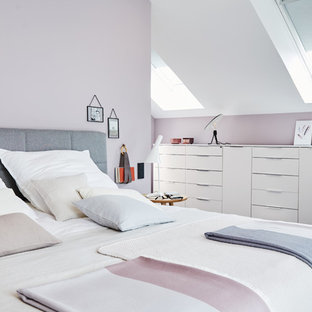 Mittelgroßes Modernes Hauptschlafzimmer ohne Kamin mit rosa Wandfarbe, Teppichboden und grauem Boden in Sonstige