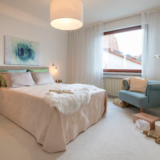 Mittelgroßes Klassisches Hauptschlafzimmer ohne Kamin mit weißer Wandfarbe, Teppichboden und beigem Boden in Frankfurt am Main