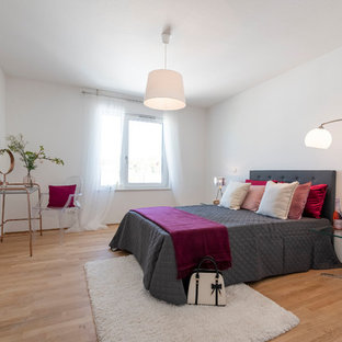 Mittelgroßes Modernes Hauptschlafzimmer ohne Kamin mit weißer Wandfarbe, hellem Holzboden und braunem Boden in Frankfurt am Main