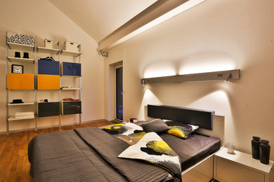 Geräumiges Modernes Schlafzimmer mit gebeiztem Holzboden in Berlin