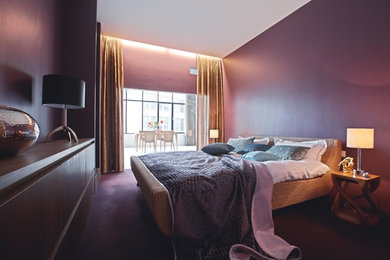 デュッセルドルフにある中くらいなコンテンポラリースタイルのおしゃれな主寝室 (紫の壁、カーペット敷き、暖炉なし) のレイアウト