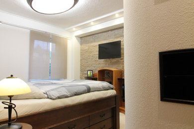 Diseño de dormitorio principal tropical extra grande con paredes blancas, moqueta y suelo beige
