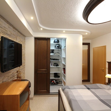 Schlafzimmer mit begehbarem Kleiderschrank