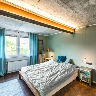 Mittelgroßes Eklektisches Hauptschlafzimmer ohne Kamin mit grüner Wandfarbe, dunklem Holzboden und braunem Boden in Köln