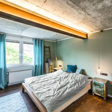 Schlafzimmer mit Betondecke