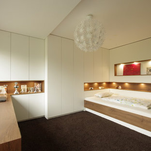 Mittelgroßes Modernes Schlafzimmer mit grauer Wandfarbe, Teppichboden und braunem Boden in Sonstige