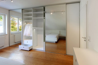 Свежая идея для дизайна: хозяйская спальня среднего размера в современном стиле с белыми стенами, паркетным полом среднего тона и бежевым полом - отличное фото интерьера