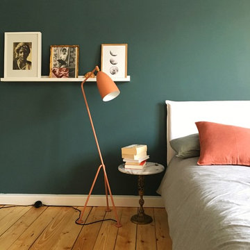 Schlafzimmer mit grüner Wand und Altrosa Accessoires