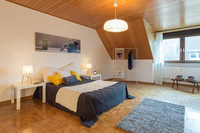 Großes Modernes Hauptschlafzimmer ohne Kamin mit weißer Wandfarbe und braunem Holzboden in Sonstige