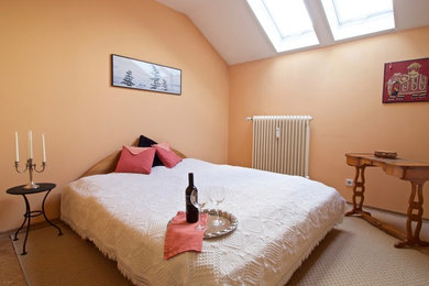 Mittelgroßes Klassisches Hauptschlafzimmer mit oranger Wandfarbe und Teppichboden in Sonstige