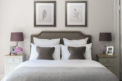 Imagen de dormitorio clásico sin chimenea con paredes grises