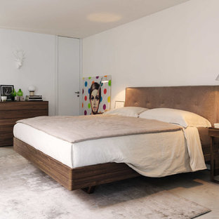 Großes Modernes Hauptschlafzimmer ohne Kamin mit weißer Wandfarbe und grauem Boden in Nürnberg