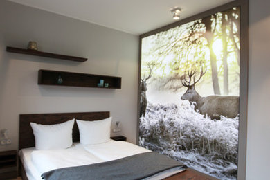 Mittelgroßes Modernes Schlafzimmer mit grauer Wandfarbe und Teppichboden in Hannover