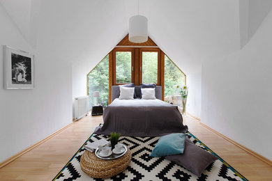 Mittelgroßes Nordisches Hauptschlafzimmer ohne Kamin mit weißer Wandfarbe und hellem Holzboden in Hamburg
