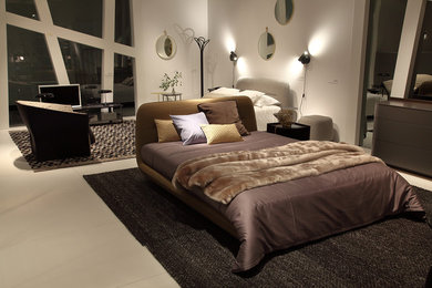 Ejemplo de dormitorio principal tradicional grande con paredes beige, suelo de piedra caliza y suelo beige