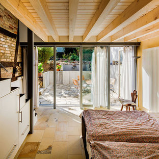 Foto de dormitorio principal, rústico, pequeño, con paredes amarillas y suelo de travertino