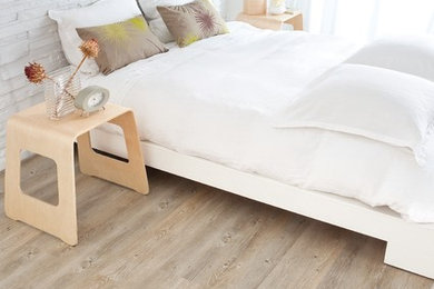 Foto de dormitorio principal escandinavo de tamaño medio sin chimenea con paredes blancas, suelo de madera clara y suelo beige