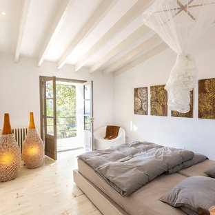 Ispirazione per una camera da letto mediterranea di medie dimensioni con pareti bianche, pavimento in legno verniciato, nessun camino e pavimento bianco