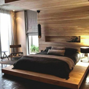 Mittelgroßes Modernes Hauptschlafzimmer mit grauer Wandfarbe, Korkboden und braunem Boden in München