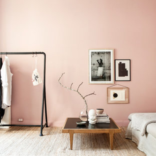 Imagen de dormitorio principal, actual, de tamaño medio, sin chimenea, con paredes rosas, moqueta y suelo beige