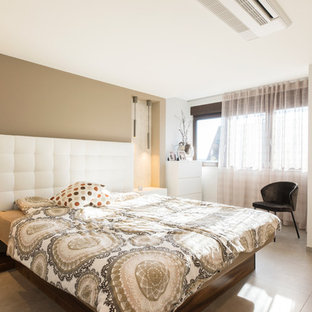 Großes Modernes Hauptschlafzimmer ohne Kamin mit weißer Wandfarbe, Betonboden und grauem Boden in Nürnberg