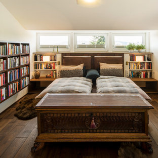 Modernes Schlafzimmer mit weißer Wandfarbe, dunklem Holzboden, braunem Boden und gewölbter Decke in Sonstige