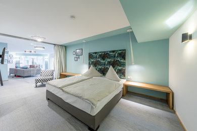 Mittelgroßes Modernes Schlafzimmer im Loft-Style mit blauer Wandfarbe, Vinylboden und blauem Boden in Frankfurt am Main