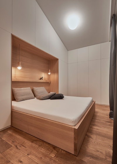Minimalistisch Schlafzimmer by STUDIOPETERGAESSLER