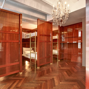 Imagen de dormitorio clásico, pequeño, con suelo de madera en tonos medios y suelo marrón