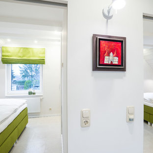 Immagine di una camera da letto design di medie dimensioni con pareti bianche, pavimento in sughero e pavimento bianco