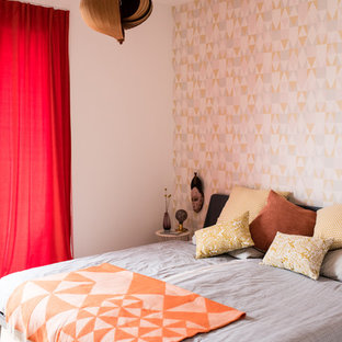 Diseño de dormitorio principal, contemporáneo, de tamaño medio, sin chimenea, con paredes multicolor, suelo de madera clara y suelo marrón