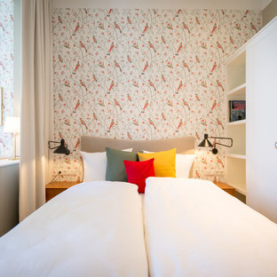 Kleines Modernes Hauptschlafzimmer ohne Kamin mit beiger Wandfarbe in Berlin