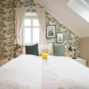 Mittelgroßes Modernes Hauptschlafzimmer mit grüner Wandfarbe, braunem Holzboden und braunem Boden in Berlin