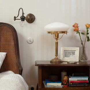 Idee per una grande camera matrimoniale tradizionale con pareti beige, parquet chiaro, pavimento giallo e nessun camino