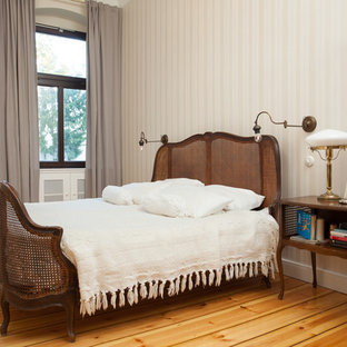 Idee per una camera da letto classica di medie dimensioni con pareti beige, parquet chiaro, nessun camino e pavimento giallo