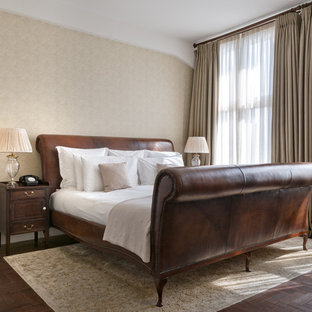 Mittelgroßes Klassisches Hauptschlafzimmer mit beiger Wandfarbe, dunklem Holzboden und braunem Boden in Berlin