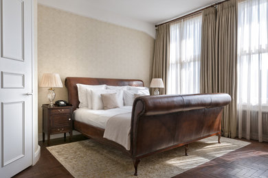 Пример оригинального дизайна: хозяйская спальня среднего размера в классическом стиле с бежевыми стенами, темным паркетным полом и коричневым полом