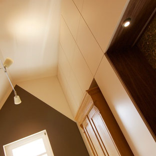 Imagen de dormitorio contemporáneo con paredes multicolor y suelo de corcho