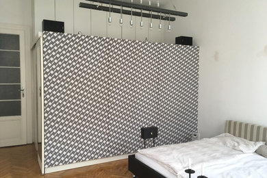 Großes Modernes Hauptschlafzimmer mit weißer Wandfarbe, braunem Holzboden und braunem Boden in Berlin