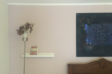 ケルンにある中くらいな北欧スタイルのおしゃれな客用寝室 (ピンクの壁、淡色無垢フローリング、白い床) のレイアウト